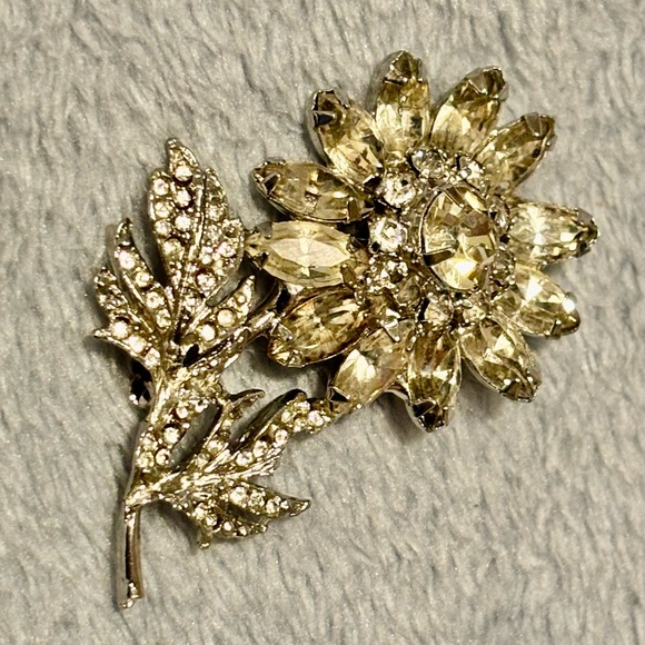 Unsigned Vintage Silver tone flower Brooch with Rhinestones - Picture 14 of 16